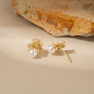 Pendientes de abeja con perlas y diseño dorado para mujer, joyería de moda. - Product Image 1