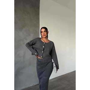 Ensemble pull en maille anthracite pour femme, haut court à manches longues boutonné et jupe crayon taille haute assortie, taille S - Product Image 2