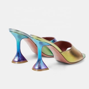 Sandalias de tacón bajo para mujer con logo personalizado, zapatos de verano con punta abierta, parte superior colorida y brillante, estilo stiletto. - Product Image 3
