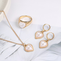 Ensemble Bijoux Femme Collier Pendentif Cœur Perle Design Simple Bague Boucles d'Oreilles Collier Dames Françaises Mode 3 Pièces Accessoires