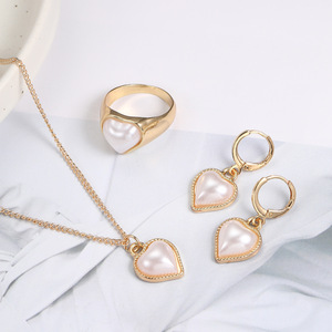 Set de Joyería para Mujer de Diseño Sencillo con Colgante de Corazón de Perla a la Moda Estilo Francés para Damas Anillo Pendientes y Collar 3 Piezas de Accesorios - Product Image 2