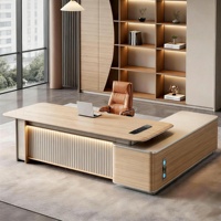 Bureau de direction électrique moderne et minimaliste avec fonction assis-debout, compartiment de rangement pour unité centrale et rangement intégré pour câbles, pour immeuble de bureaux
