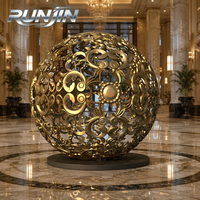 Sculpture sphérique ajourée en acier inoxydable plaqué or, forgée à la main, surface miroir 8K, art métallique de luxe pour hall d'hôtel