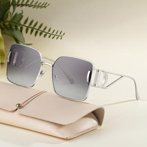 Gafas de sol cuadradas de lujo para mujer con protección UV400, montura de metal y plástico, lentes de PC, gafas de sol de moda para exteriores. - Product Image 1