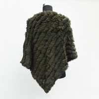 Poncho de veste triangulaire multicolore de style britannique avec col en fourrure de lapin chaud châle tricoté d'hiver