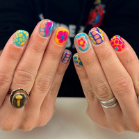 Ongles press-on de haute qualité en gros, faux ongles néon multicolores, imprimés floraux et abstraits peints à la main, faux ongles courts carrés