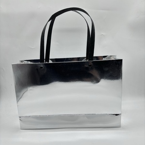 Sac en papier argenté avec logo personnalisé pour vêtements, sacs en papier métallisé brillant, emballage cadeau de luxe pour le shopping - Product Image 2
