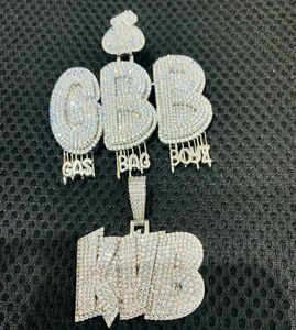 Collier pendentif en or massif et moissanite, design tendance, style hip-hop intemporel - Product Image 3