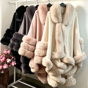 Cape-châle pour femme à bordure en fausse fourrure, ouverte sur le devant, coupe oversize, avec col et poignets, pour l'hiver et les occasions décontractées ou de fête - Product Image 1