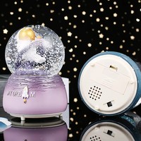 Personnalisé Résine Astronaute Boule De Neige Fusée Cosmonaute Verre Globe De Neige Sculpture Moule Décor De Bureau Garçons Statue De Noël Cadeau