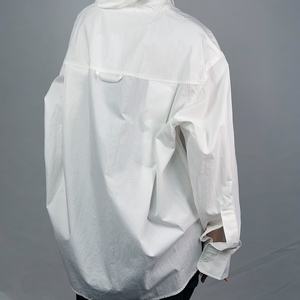 Chemisier ample en coton blanc à manches longues pour femme, style boyfriend, nouvelle collection, par le créateur OEM - Product Image 3