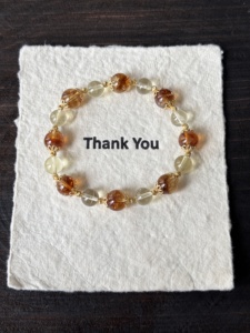สร้อยข้อมือคริสตัลซิทรินสีเหลืองธรรมชาติสำหรับผู้หญิง ประดับด้วยลูกปัดทอง ดีไซน์ทันสมัย ของขวัญที่สมบูรณ์แบบสำหรับเพื่อนสนิท - Product Image 1