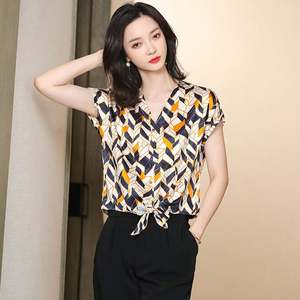 Chemise à boutons en soie à col en V à manches courtes pour femmes - Product Image 1