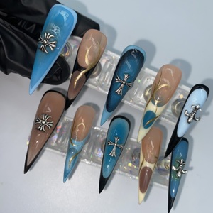 Uñas Acrílicas Stiletto Medianas <span class=keywords><strong>con</strong></span> Degradado Azul, Punta <span class=keywords><strong>Francesa</strong></span> Nude, Adornos Góticos Cromados, Líneas Doradas en Espiral, de Lujo - Product Image 4