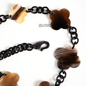 Sofisticado Collar de Cuerno de Búfalo con Diseño de Trébol, Cadena de Eslabones, Joyería Orgánica de Alta Gama, Regalo Sostenible, Uso Diario - Product Image 4