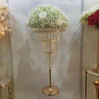 Support de fleurs de luxe en métal doré pour banquet, centre de table de mariage avec pendentif en cristal pour la décoration