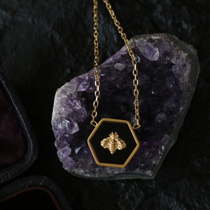 จี้รูปผึ้งหกเหลี่ยมสีดำสุดฮิต สร้อยคอสแตนเลส - Product Image 2