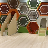 Équipement de terrain de jeux intérieur attrayant en nid d'abeille, toboggan sensoriel, équipement de jeu souple pour les écoles, les centres commerciaux et les cafés