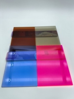 Plaques acryliques transparentes et écologiques et panneaux colorés avec service de découpe pour vitrines de marques de luxe 10mm-12mm