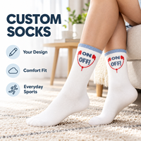 Chaussettes blanches personnalisées à col bleu et imprimé bulle de dialogue rouge, avec slogan 'On/Off', possibilité d'ajouter un logo, couleurs personnalisées, cadeaux en tricot doux