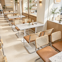 Ensemble table et chaises en rotin de luxe nordique pour restaurants commerciaux, idéal pour les salades de nouilles, les snacks, les desserts et les salons de thé.