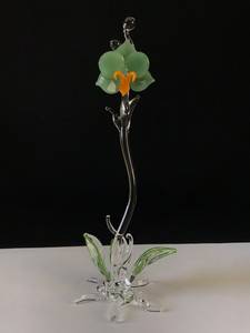 Ornement floral en verre soufflé à la main, fleur jaune avec feuilles vertes, décoration artistique artisanale - Product Image 3