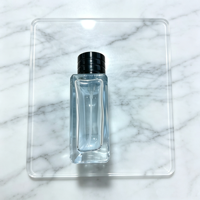 Botella de Perfume Cuadrada de 50 ml con Cuello Prensado, Tapa Negra Transparente con Pulverizador, Diseño Desechable, Color Personalizable, Marcas Globales