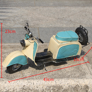 Modèle de scooter vintage en fer, 43 cm de long, décoration d'intérieur, style shabby chic, présentation sur table - Product Image 1