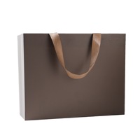 Sac fourre-tout en papier mat personnalisé avec logo, poignée en satin, sac cadeau de luxe pour boutique de vêtements