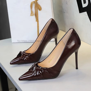 Escarpins noirs en cuir pour femmes à bout pointu et talons aiguilles avec détail nœud, idéaux pour le bureau et les soirées - Product Image 3