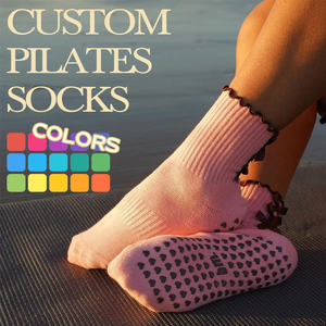 Chaussettes antidérapantes BiLu en gros pour adultes, personnalisées pour parcs de trampolines, pour femmes, échantillon de conception gratuit, chaussettes antidérapantes pour Pilates et entraînement en salle de sport - Product Image 1