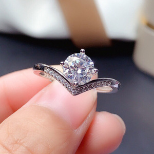Anello a corona a forma di V per donna, gioielli da dito eleganti e scintillanti - Product Image 2