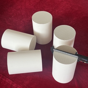 Piezas de cerámica de alta calidad utilizadas Doc para sustrato de cordierita de panal de cerámica industrial de vehículos en patrón cilíndrico cuadrado - Product Image 3
