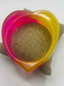 Bracelets en résine faits à la main pour femmes avec des motifs de couleurs uniques, légers, durables et élégants - Product Image 5