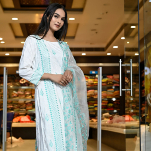 Conjunto de 3 Piezas de Rayón con Bordado Blanco para Fiesta, Ropa Étnica Elegante Hecha a Mano en India para Mujer, Largo hasta la Rodilla, Corte en A, Sin Mangas - Product Image 1