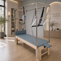 Table trapèze Cadillac en bois de chêne bleu ardoise, avec pieds fendus et plateau plat antidérapant, pour la maison contemporaine et l'entraînement en club