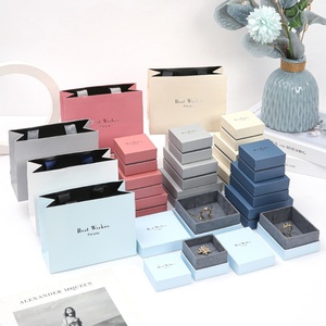 Boîte à bijoux carrée beige universelle personnalisée en velours pour bracelet, bague, boucles d'oreilles, collier avec insert rembourré - Product Image 1