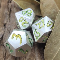 Ensemble de dés en métal polyédriques argentés avec perles, pour les amateurs de jeux de rôle DND, tendance et élégant