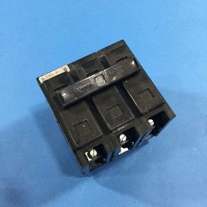 Interruptor de Circuito Eaton Cutler Hammer Quicklag de 30 Amperios y 3 Polos, Montaje en Panel, Tipo Estándar - Product Image 1