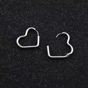 Boucles d'oreilles en forme de cœur, en acier titane doré, bijoux minimalistes à la mode, cadeau pour femmes - Product Image 2