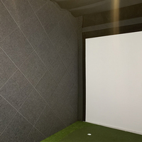 Panneau mural insonorisant personnalisé NRC 0.8 Classe A, panneaux acoustiques en fibre de polyester à motif géométrique 3D pour salle de simulation de golf intérieure