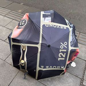 Parasol promotionnel pliant manuel W41 personnalisé avec logo, résistant au vent et à la pluie, avec poignée en plastique - Product Image 1