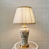 Lampe de table en céramique florale peinte à la main de luxe vintage, base en laiton antique, lampe de chevet pour chambre d'hôtel