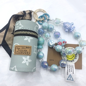 Combo de llavero con cuentas de perlas de plástico de moda con bolsa de cuero y encanto Juguetes ligeros resistentes inspirados en Anime elegantes - Product Image 3