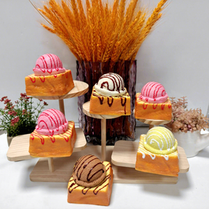 Jouet anti-stress en caoutchouc TPR/TPE à rebond lent, sensation de pâte à mâcher de crème glacée et de pain, simulation de pincement - Product Image 1