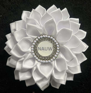 Fiore in raso bianco con spilla Kanzashi JJ 1938 JJOA (Jack and Jill of America) con strass e gioielli - Product Image 2
