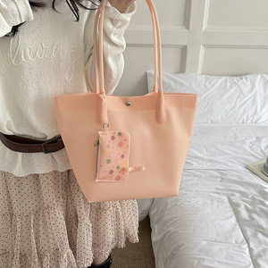 Bolso de Hombro/Axilar Casual de Gran Capacidad de PVC con Botón Magnético, Novedad de Moda Verano 2026, para Viajes Diarios, con Textura Elevada - Product Image 4