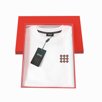 Nouvelle conception de boîte en carton recyclable personnalisée pour l'emballage de t-shirts et de vêtements en fourrure avec gaufrage, laminage mat et logo