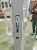 Ventana abatible de aleación de aluminio de ingeniería, resistente al viento, impermeable y duradera para grandes proyectos residenciales y comerciales.