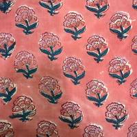 Tissu en coton léger et respirant imprimé de fleurs roses corail, motif répété de fleurs roses et de feuilles bleu marine |   Traditionnel indien